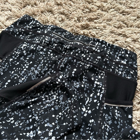 🩷ATHLETA MESH CAPRI PEBBLE BE FREE KICKER BLACK WHITE LEGGINGS SIZE MEDIUM - Picture 9 of 11